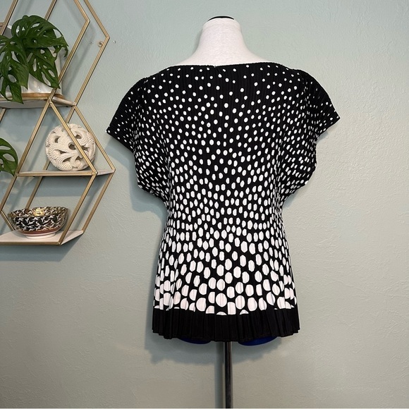 MILANO | B&W polka dot pleated blouse, accordion stretches for perfect fit; 2X - Picture 3 of 4
